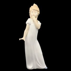 Lladro Nao Figurine Girl Yawning Getting Ready for Bed #230‎ Porcelain Figurine